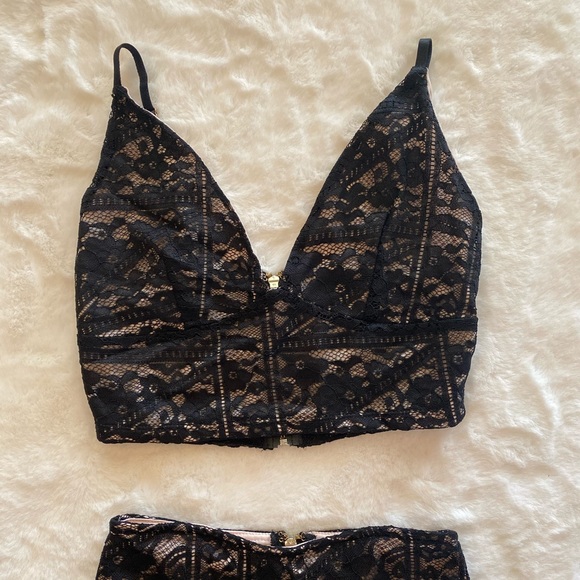 Woman's Lace Skirt Set - Picture 3 of 6